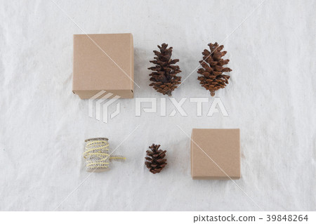 Two brown gift box with pinecones and rope 39848264