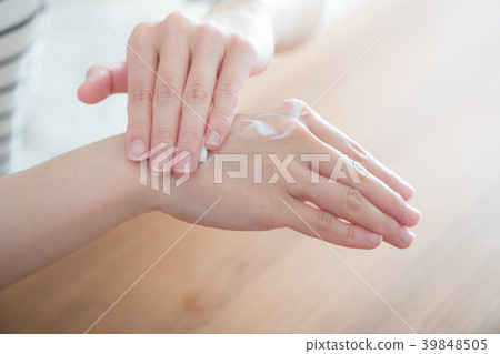 應用手奶油的少婦的手 39848505
