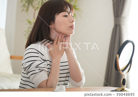 應用sunblock奶油的少婦 39848695