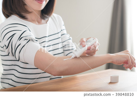 應用在她的胳膊的少婦遮光劑 39848810