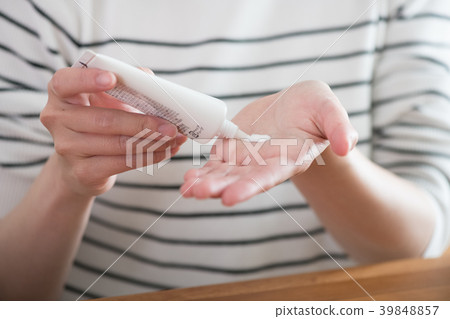 Young woman applying sunblock cream 39848857