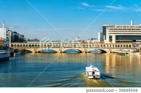 The Pont de Bercy, a bridge over the Seine in 39849504