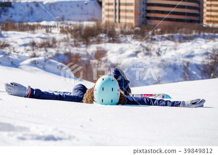 Photo of sporty woman with snowboard lying Photo of sporty woman with snowboard lying 39849812