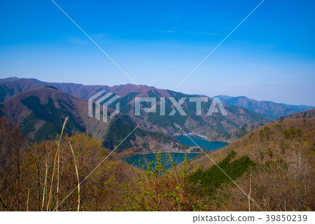 Lake Okutama and the mountains and blue sky 2018 39850239