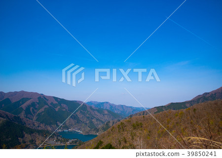 藍天和軌跡2018年在Okutama湖 39850241