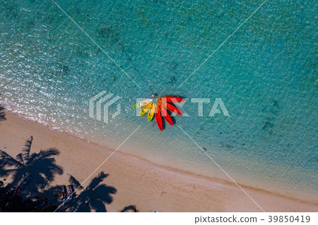 Canoe and kayaks like flower in Polynesia 39850419