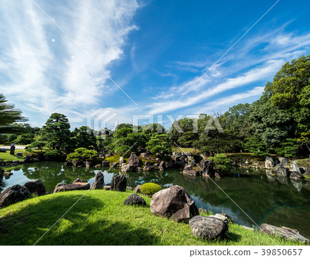 池塘在日本庭院裡在京都 池塘在日本庭院裡在京都 39850657