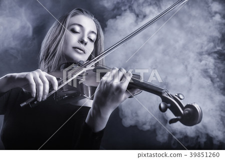 Violinist 39851260