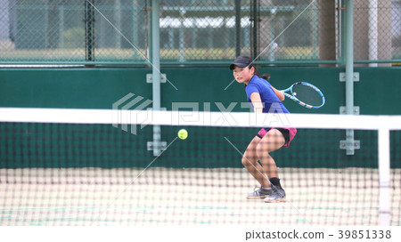 正手擊球的女青少年網球運動員 39851338