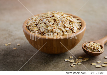 Oat flakes in a wooden bowl. Oat flakes in a wooden bowl. 39851385