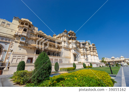 Udaipur city palace in sunny day. Udaipur city palace in sunny day. 39855162