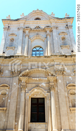 Ortigia street view, Syracuse, Sicily, Italy. 39857408