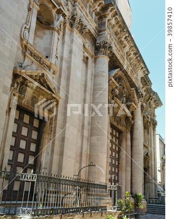 Ortigia street view, Syracuse, Sicily, Italy. 39857410