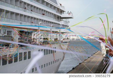 Scene of departure of the harbor Scene of departure of the harbor 39858279