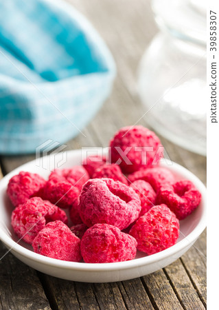Freeze dried raspberries. Freeze dried raspberries. 39858307