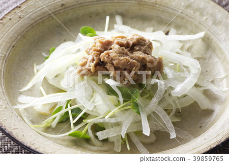 Fresh green onion and tuna salad 15 39859765