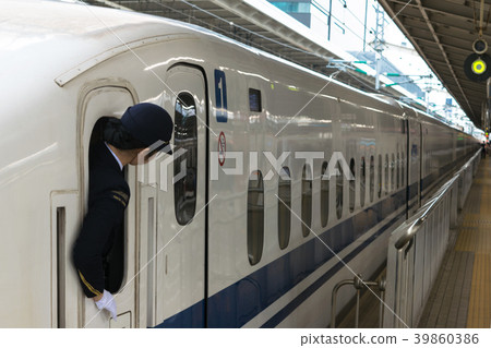 N700和女性指揮停在新大阪站 N700和女性指揮停在新大阪站 39860386