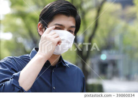 有室外的面具的人 39860834