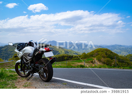 Spring bike touring Overlooking a plateau from a plateau Spring bike touring Overlooking a plateau from a plateau 39861915