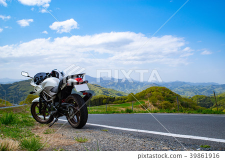 春季自行車旅游從高原俯瞰高原彩色山皮b低角度 春季自行車旅游從高原俯瞰高原彩色山皮b低角度 39861916