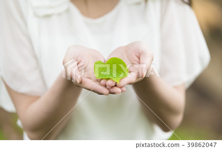 Young leaves and women 39862047