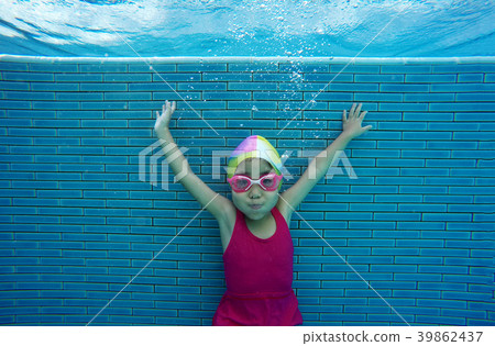 happy asian girl love swimming underwater 39862437