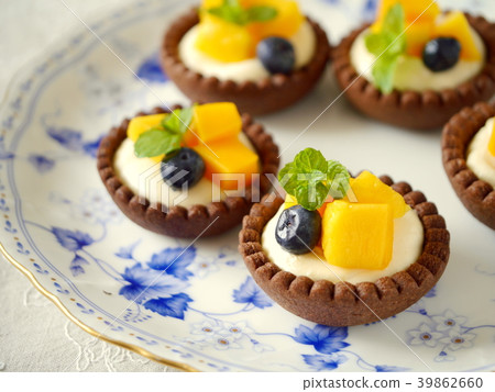 Cocoa cup mango tartlet floral plate (left space) 39862660
