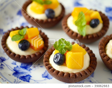 Mango tartlet with cocoa cup, floral pattern plate (horizontal position up) 39862663