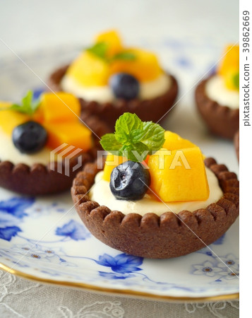 Mango rare cheese tart with cocoa cup (up) Mango rare cheese tart with cocoa cup (up) 39862669