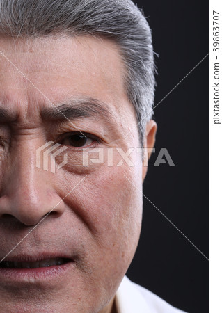 Asian man's facial expression, senior, middle-aged, senior, close-up, health, impression, emotion 39863707