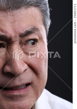 亞洲人的面部表情，資深，中年，資深，特寫鏡頭，健康，印象，情感 39863711