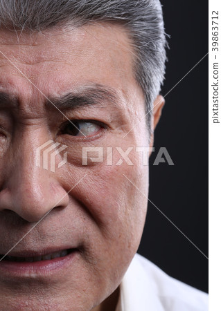 亞洲人的面部表情，資深，中年，資深，特寫鏡頭，健康，印象，情感 39863712