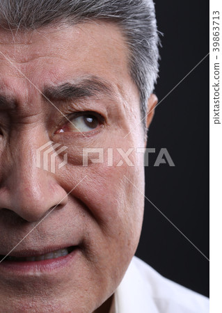 亞洲人的面部表情，資深，中年，資深，特寫鏡頭，健康，印象，情感 39863713