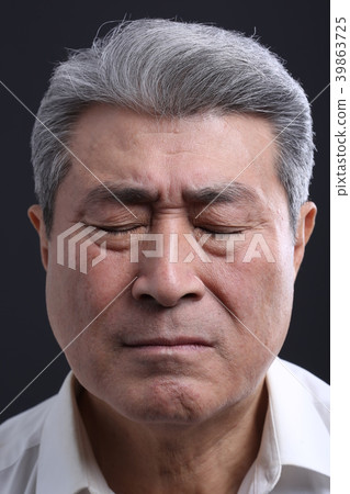 Asian man's facial expression, senior, middle-aged, senior, close-up, health, impression, emotion 39863725