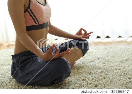 woman meditating 39866247