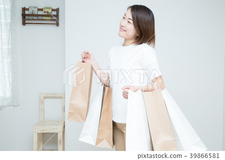拿著購物袋的微笑的婦女 39866581
