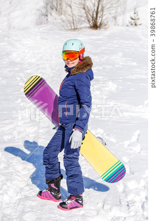Full-length photo of athletic woman wearing helmet 39868761