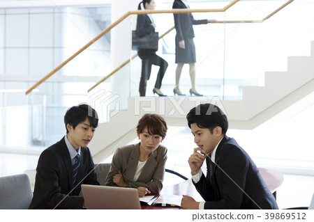 在商務大廳開會 39869512