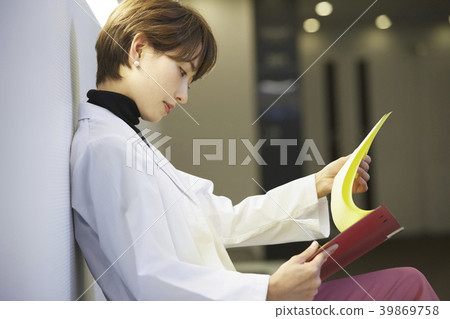 Female white coat portrait 39869758