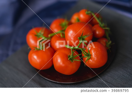 Close-up view of fresh ripe tomatoes of different 39869795