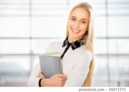 Portrait of young business woman Portrait of young business woman 39871571