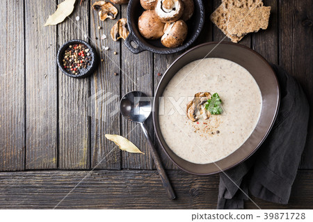 Mushroom cream soup 39871728