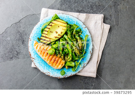 Green salad with grilled avicado and grilled 39873295
