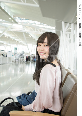 坐在機場椅子的婦女 39874370