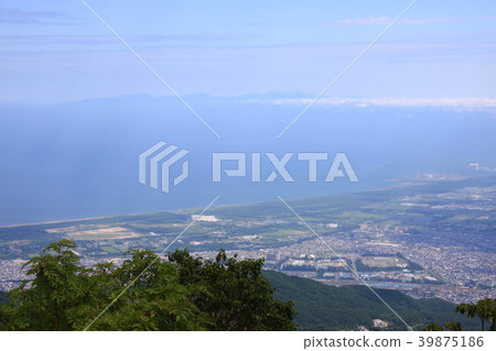 從夏天看到的Masuge山脈和日本海 從夏天看到的Masuge山脈和日本海 39875186