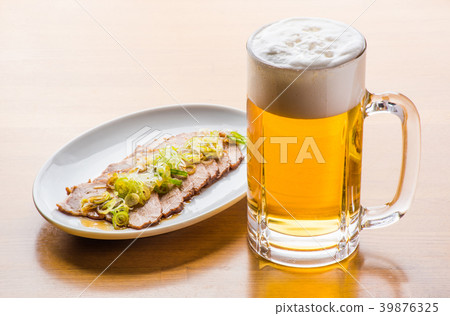 生啤酒和小吃 生啤酒和小吃 39876325