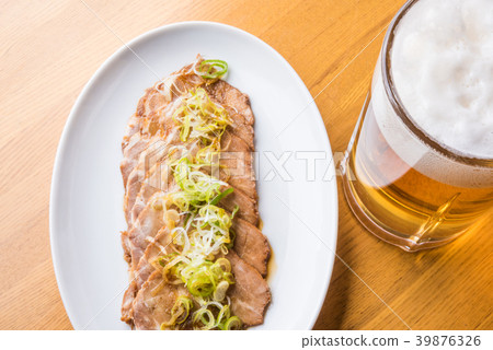 Draft beer and snacks 39876326