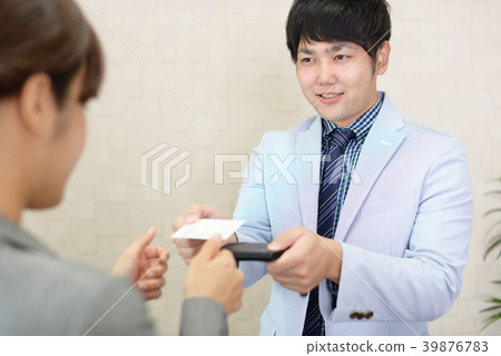 Businessmen and businesswomen exchanging business cards 39876783