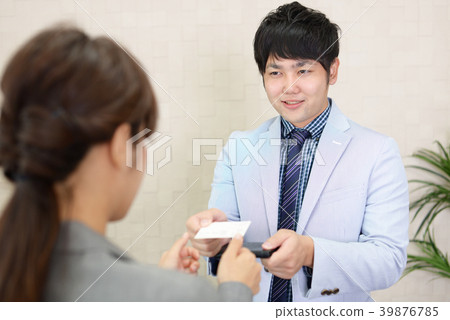 Businessmen and businesswomen exchanging business cards 39876785