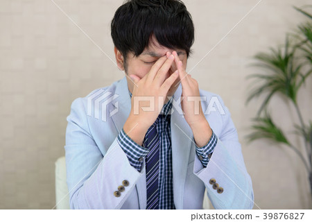 一個痛苦的商人 一個痛苦的商人 39876827